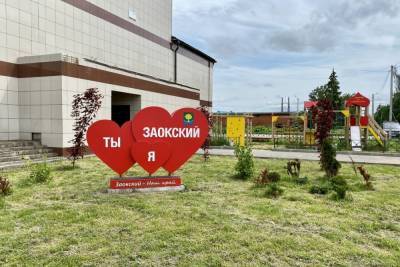 Центр Заокского в Тульской области зарастает борщевиком Сосновского
