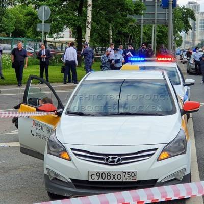 Открывший стрельбу по полицейским на западе Москвы скончался