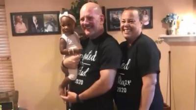 Помощник шерифа спас задыхающуюся малышку, а год спустя стал ее крестным