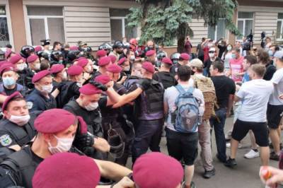 Крищенко: Полицейских, которые били протестующего под судом по Стерненко, отстранили