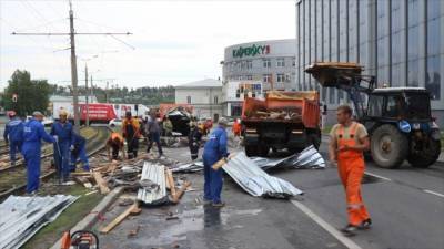 Ураган сорвал крышу торгового центра в Барнауле.