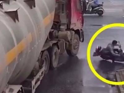 Китайский скутерист продемонстрировал чудеса реакции и едва не попал под грузовик