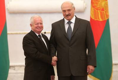 Александр Лукашенко - Франциск Скорин - Лукашенко наградил посла Словакии, посетившего парад 9 мая - naviny.by - Белоруссия - Минск - Словакия