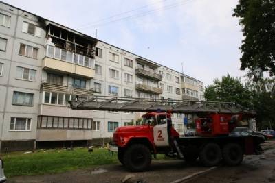 10 человек и двух котов вывели из-за горящей квартиры в Пскове