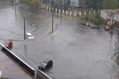 В Киеве из-за ливня затопило улицы и перестал ходить общественный транспорт