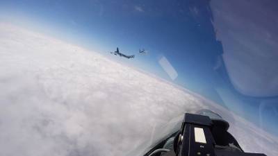Опубликовано видео перехвата американских бомбардировщиков российскими Су-27