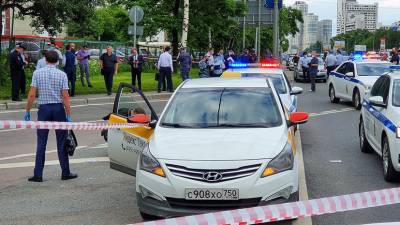 Ранены два сотрудника ДПС и нападавший: что известно о стрельбе на Ленинском проспекте в Москве
