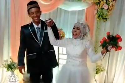 64-летняя женщина усыновила 23-летнего мужчину и вышла за него замуж