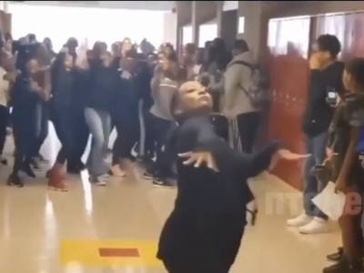Дети были в восторге: учительница отметила окончание учебного года шикарным танцем со школьниками