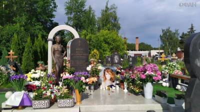 Сестра Жанны Фриске пришла помянуть певицу на кладбище в Балашихе в ее вещах
