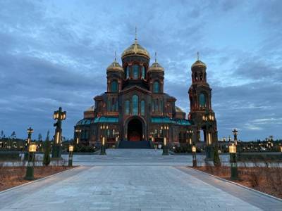 Китчевый памятник путинской эпохи с фейковыми сюжетами