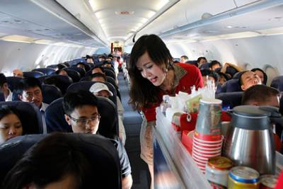 Стюардессы поделились секретами правильного питания в самолете