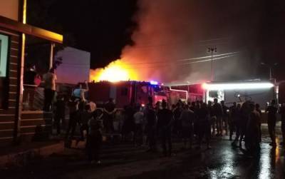 Сильный пожар возник на базаре в Варкетили на окраине Тбилиси