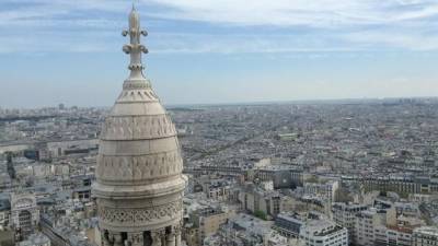 Париж постеменно открывает для публики национальные памятники и музеи