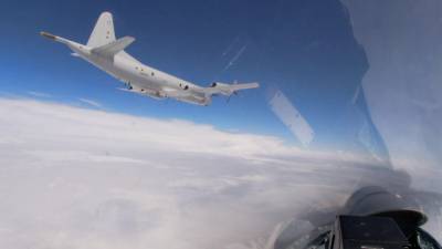 Видео: Су-27 перехватили американские бомбардировщики B-52 над Балтикой