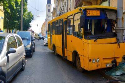 В Черновцах автобус влетел в столб из-за отказавших тормозов