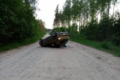 В Тверской области посреди дороги опрокинулся «Рено» - пострадали трое
