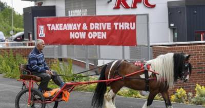 Мужчину с лошадью не пустили в KFC-авто