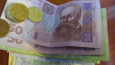 Украинцев хотят лишать водительских прав и зарплаты за долги по ЖКХ
