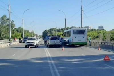 В ДТП с автобусом в Новосибирске пострадала девушка-водитель