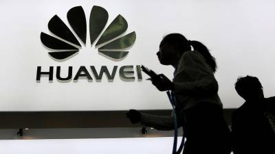 Дональд Трамп - Уилбур Росс - США снимают запрет на сотрудничество американских компаний с Huawei - gazeta.ru - США