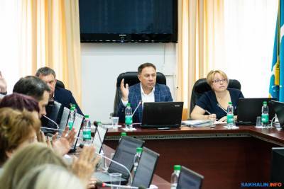 Южно-сахалинские депутаты определяли, кто достоин почетного знака за заслуги перед городом