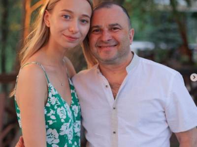 «54-летний Виктор Павлик помолодел рядом с молодой женой»: в Сети обсуждают поздний брак артиста