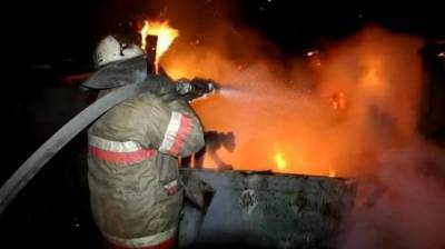 Крупный пожар уничтожил 18 гаражей и сараев в селе под Воронежем