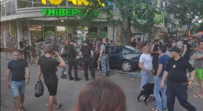 В Одессе водителю стало плохо и он сбил двух людей: его пытались "линчевать" (фото)