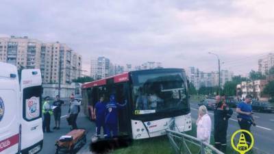 Водитель автобуса умер за рулем на Васильевском острове