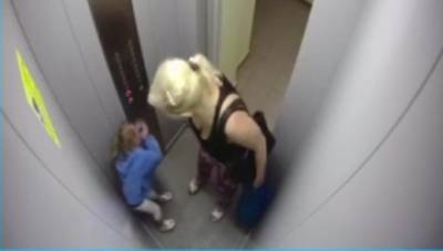 Задержана бабушка, избившая внучку в лифте