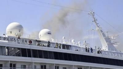 В порту Японии загорелось круизное судно