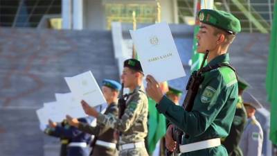 Выпускникам военных вузов Туркменистана вручили дипломы