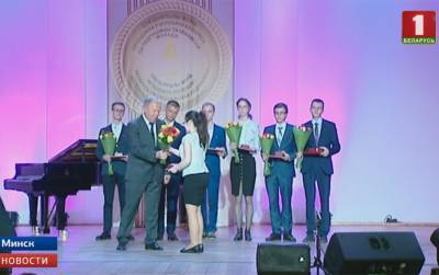 В Академии музыки наградили лауреатов спецфонда Президента