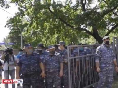 Полицейские подвергают приводу сторонников «Процветающей Армении»