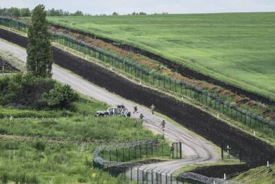 На Украине потребовали прекратить строительство дырявой стены на границе с РФ