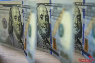 Доллар падает на торгах утром 16 июня