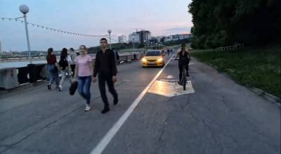 Таксист "Яндекса" заплатит за то, что проехал по пешеходной зоне Залива