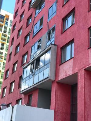 В Екатеринбурге 10-метровый гейзер горячей воды из теплотрассы выбил окна в ЖК «Малевич»