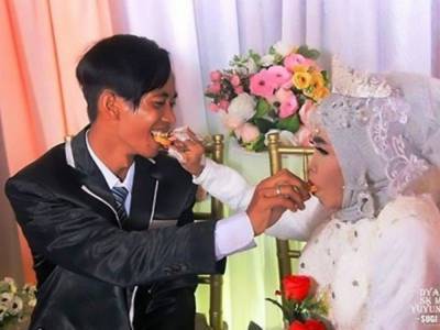 В Индонезии женщина вышла замуж за усыновленного ею юношу