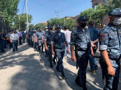 В Ереване прошли задержания сторонников политика-магната Царукяна