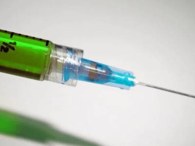 Ученые считают, что первые вакцины не остановят распространение коронавируса