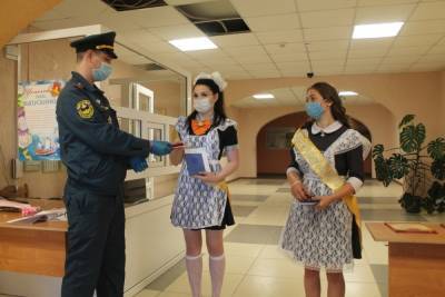 В Ивановской области две выпускницы вместе с аттестатами получили медали МЧС России за спасение ребенка
