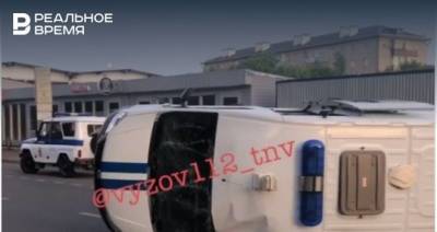 По факту аварии с опрокидыванием полицейского автомобиля в Казани проводится проверка