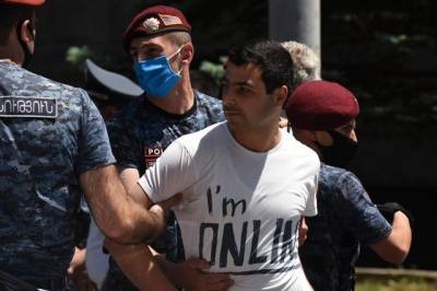 Около 50 сторонников оппозиционера Царукяна задержали у парламента Армении
