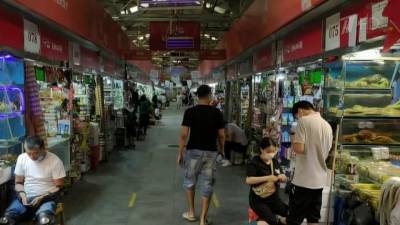 Самый крупный оптовый рынок Пекина из-за новой вспышки коронавируса прекратил работу