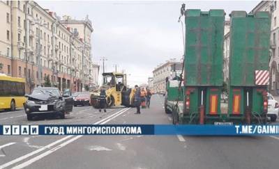 Каток упал на джип с платформы прямо в центре Минска
