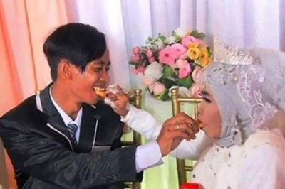 В Индонезии 64-летняя бабушка вышла замуж за 23-летнего парня, которого перед этим усыновила