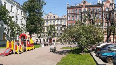 Сквер на углу Некрасова и Маяковского привели в порядок после жалоб местных жителей
