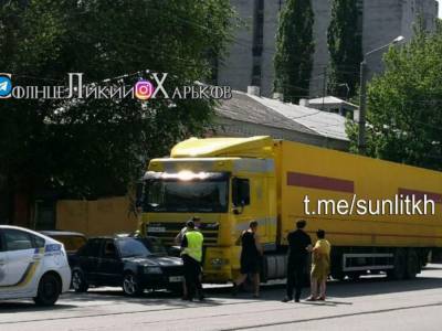 В Харькове столкнулись грузовик и жигули